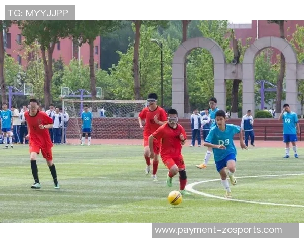 校园足球摄影作品展现青春活力与团队精神的精彩瞬间