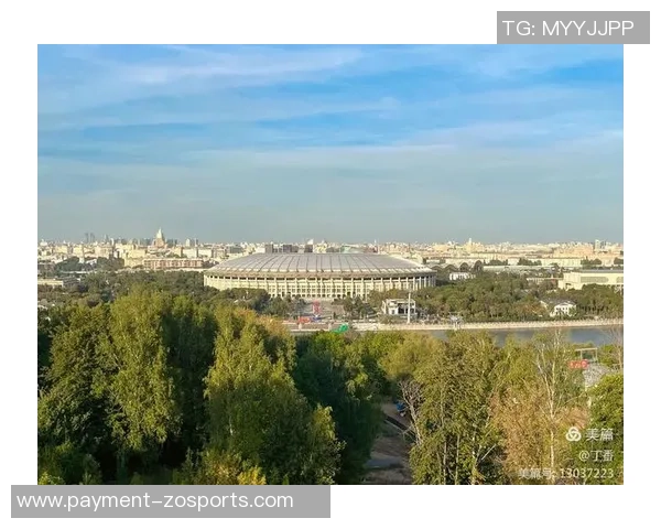 足球场旁边的美丽风景与休闲设施一览无余